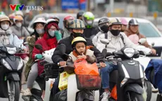 Dòng người đổ về Hà Nội ngày cuối nghỉ Tết, nhiều tuyến đường ùn tắc
