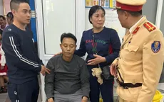 Người đàn ông vỡ tĩnh mạch được CSGT dùng xe đặc chủng đưa đi cấp cứu