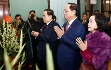 Chủ tịch Quốc hội Trần Thanh Mẫn dâng hương tưởng nhớ Chủ tịch Hồ Chí Minh tại Nhà 67