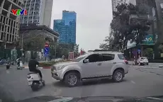 Xe máy gặp tai nạn khi đi vào làn đường dành cho xe buýt