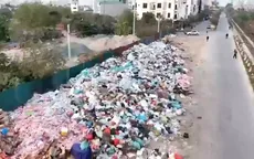 Hà Nội: Xúc xích, bánh kẹo, trà sữa ''chất núi'' ngoài bãi rác ở La Phù