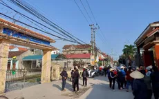 Phản đối việc chuyển điểm trường, hàng trăm học sinh không đến lớp học