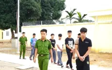Bắt giam nhóm mang hung khí vô cớ đuổi chém người đi đường