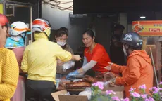 Vũng Tàu: Người dân xếp hàng từ 4 giờ sáng để mua lợn quay cúng Thần Tài