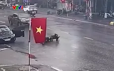 Mở cửa ô tô bất cẩn làm người đi xe máy trượt văng ra đường, lộn nhiều vòng