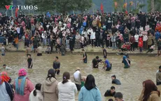 Hàng trăm người lao xuống làn nước lạnh bắt cá bằng tay không