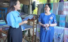 Việt Nam 365 ngày thú vị: MC Hà Pu hào hứng với trải nghiệm trở thành nghệ nhân dệt khăn