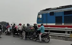 Va chạm với tàu hỏa ở Hà Nội, người phụ nữ đi xe máy tử vong