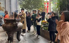 Người dân tấp nập đi lễ ngày rằm tháng Giêng