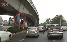 Nhiều biển báo, đèn tín hiệu giao thông “bẫy” người đi đường
