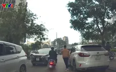 Tài xế xe con thản nhiên đỗ xe trên phố ở Hà Nội, bỏ đi mặc kệ tắc đường