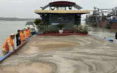 Bắt giữ 3 tàu khai thác cát trái phép trên sông Hồng