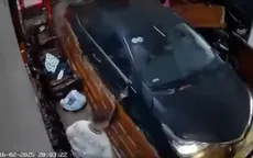 Thái Nguyên: Xe ô tô tông sập cửa nhà dân, đâm trúng một cụ ông