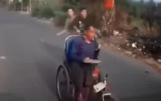 Xác minh làm rõ hai thanh niên đi xe máy đánh vào đầu người đi xe lăn