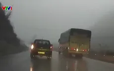 Xe bán tải gặp sự cố khi vượt trên đường trơn trượt