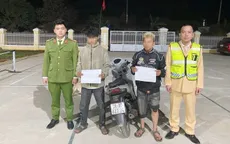 Hai thanh niên cầm theo hung khí điều khiển xe máy lạng lách, đánh võng