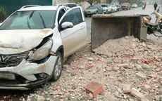 Ô tô vỡ nát phần đầu, nổ túi khí sau va chạm với xe 3 bánh ở Hà Nội