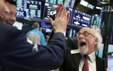 Chứng khoán Mỹ ngập sắc xanh, S&P 500 lập kỷ lục mới