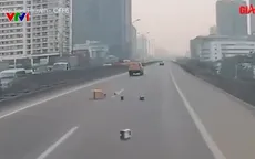 Nguy hiểm hàng hóa trên xe bán tải rơi lả tả xuống đường