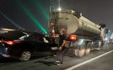 Đâm vào xe rửa đường trên cầu Nhật Tân, ô tô con biến dạng
