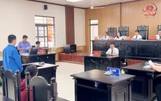 Cùng đồng bọn vác dao chém người, thiếu niên lĩnh án tù
