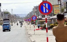 Tháo dỡ hàng chục biển báo cấm đỗ xe trên đoạn đường 1 km ở Lâm Đồng