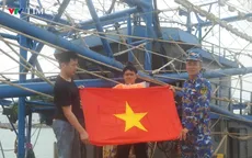 Bộ đội Hải quân đảo Trường Sa sửa chữa tàu cá ngư dân gặp sự cố trên biển