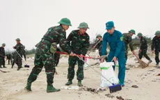 Khẩn trương xử lý dầu vón cục dạt vào bờ biển Lăng Cô