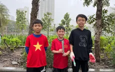 Hà Nội mưa rét, người dẫn vẫn ra công viên nhặt rác làm sạch môi trường
