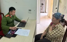 Nữ giúp việc trộm tiền của gia chủ giấu vào đôi ủng mang về