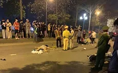 Hà Nội: Ô tô va chạm với xe máy, 3 người thương vong