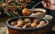 Trà xanh hay trà đen luộc trứng gà ngon hơn?