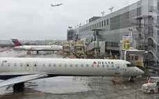 Cánh máy bay Delta Airlines va chạm đường băng trong lúc hạ cánh