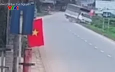 Xe máy đi từ đường nhánh va chạm với xe tải, cùng nhau lao xuống mương