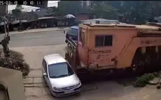 Barie đường sắt bất ngờ bật mở khiến ô tô bị húc bay