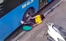 Tài xế xe buýt đóng cửa bất cẩn khiến nữ sinh ngã xuống đường, suýt lọt vào bánh ô tô