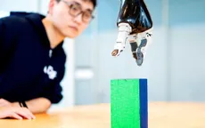AI giúp người bị liệt điều khiển cánh tay robot bằng ý nghĩ