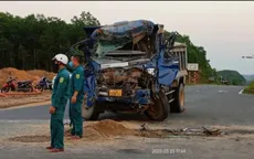 Giải cứu tài xế xe tải mắc kẹt trong cabin sau khi va chạm với xe khách