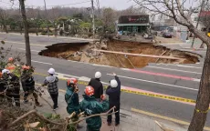 Người đi xe máy rơi xuống 'hố tử thần' ở Seoul đã tử vong