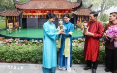 Phu nhân Tổng Bí thư cùng Phu nhân Thủ tướng Singapore thưởng thức múa rối nước