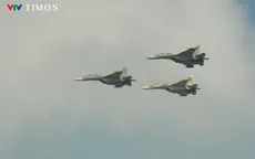 Cận cảnh biên đội trực thăng, Yak-130 và Su-30MK2 chao lượn trên bầu trời TP Hồ Chí Minh