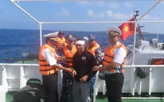 Đưa ngư dân bị ngã bất tỉnh vào bờ chữa trị an toàn