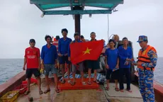 Biên phòng trao tặng 500 lá cờ Tổ quốc cho ngư dân trên biển