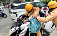CSGT Hà Nội giúp học sinh lớp 1 lạc đường trở về trường an toàn