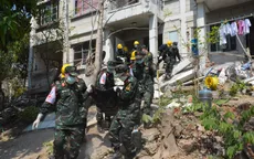 Lực lượng cứu hộ QĐND Việt Nam đưa thi thể một nạn nhân Myanmar ra khỏi tòa nhà sập