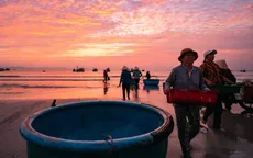 Chờ mực tươi, đúc bánh xèo nóng ngay tại làng chài Ninh Thủy