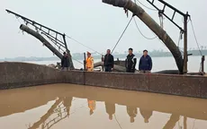 Thanh Trì (Hà Nội): Cảnh sát giao thông bắt “cát tặc” trên sông Hồng lúc rạng sáng