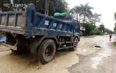 Người dân thành phố Vinh khổ sở sống bên đường liên huyện đầy "ổ voi"