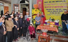 Xúc động giây phút cụ bà 104 tuổi ở Nghệ An đón hài cốt con trai liệt sĩ sau 50 năm chờ đợi