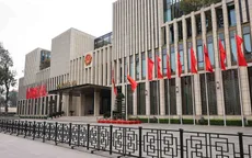 Treo cờ rủ Quốc tang đồng chí Khamtay Siphandone - Nguyên Chủ tịch nước CHDCND Lào